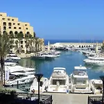 Bayview Seafront 5a דירה *